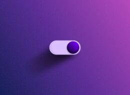 Symbolische Darstellung eines Widerrufsbuttons als aktivierter digitaler Kippschalter auf einem violett-blauen Hintergrund.